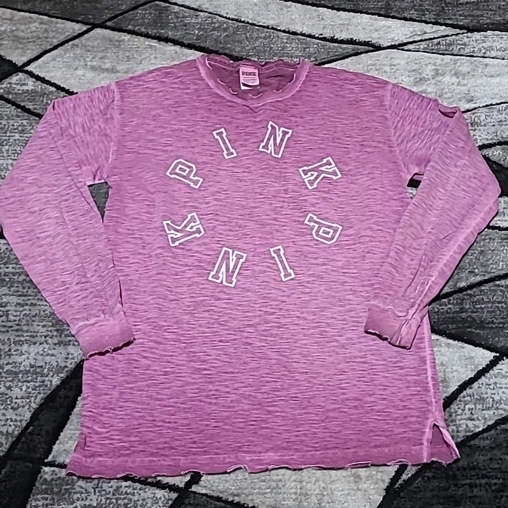 VS PINK 2017 CAMPUS LOGO DISTRESSED EDGE LONG-SLEEVE TEE-SHIRT